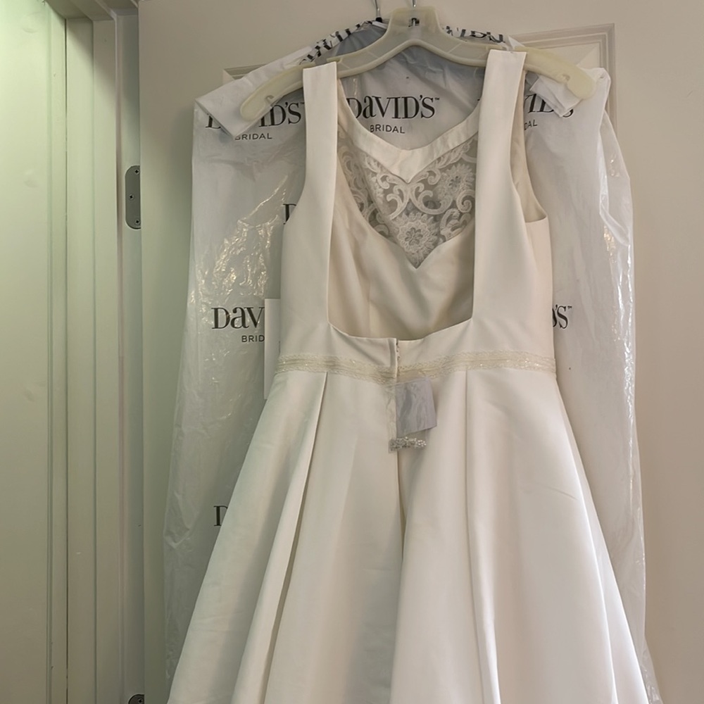 David bridal gown soft white with pockets - Picture 4 of 8
